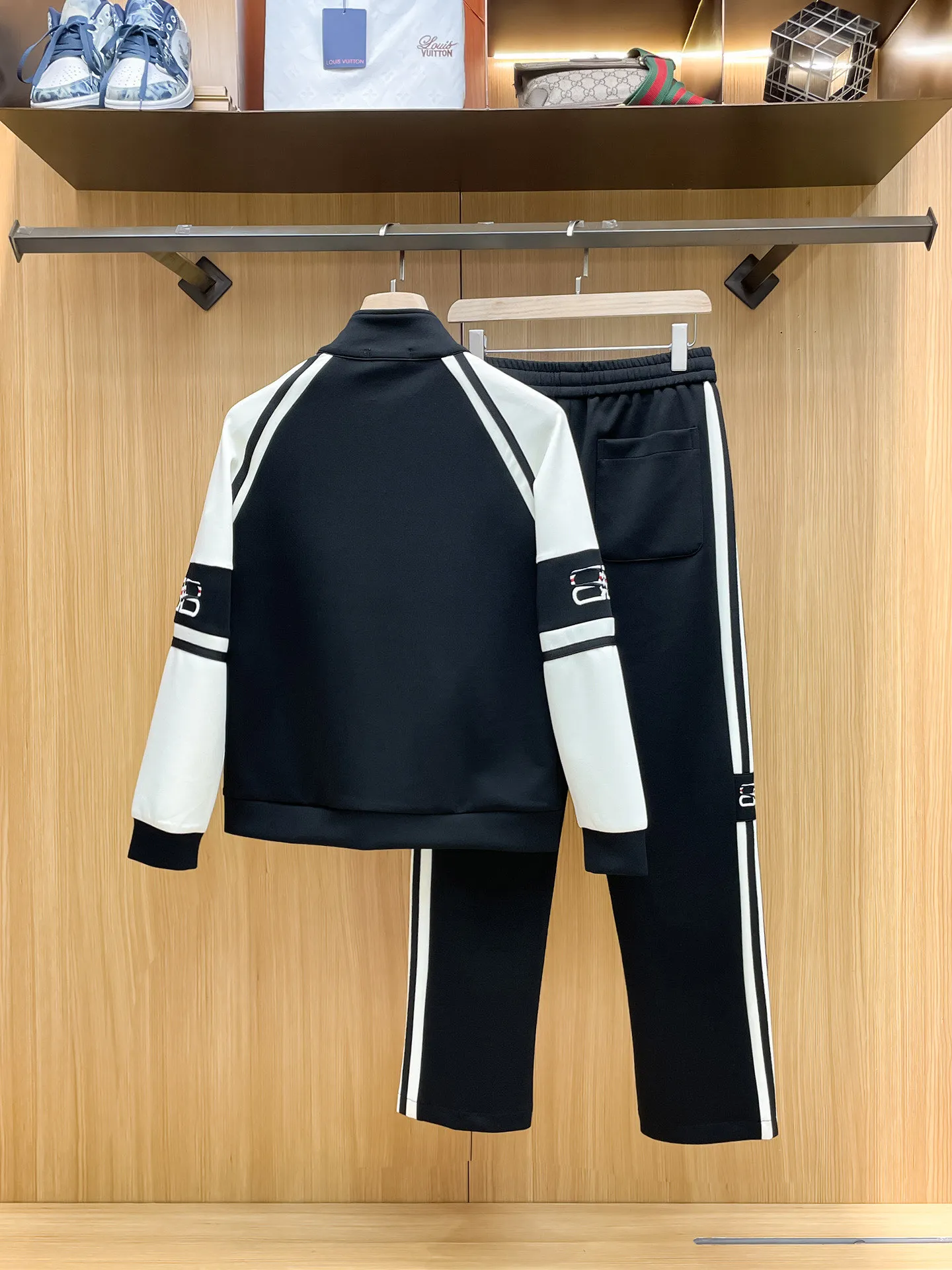Balenciaga 2026 New Arrival counter Same Style casual suit, Breathable, comfortable and casual! Full of high-end feel! The details are exquisite and high-end, and the workmanship is impeccable! The original Premium fabric is very high-end! The fabric is crisp and anti-wrinkle Wear-Resistant, warm, neat and stylish. Everyone must buy a set this autumn and winter. They must look cool and cool when wearing them. We especially recommend Sizes M-3XL